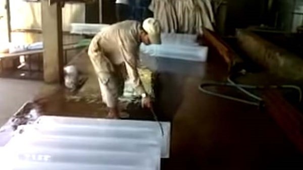 Cảnh tạm bợ bên trong cơ sở nước đá S.S ở Hoàng Hoa Thám, quận Tân Bình, TP HCM. Ả