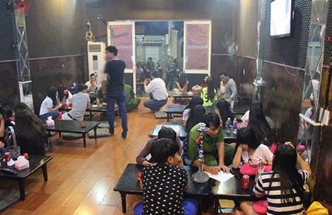 Công an phường 4 kiểm tra hành chính quán cà phê Top tối 21/3.