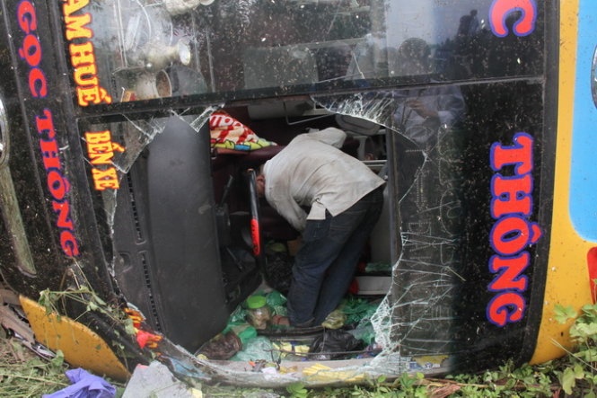 Cửa kính xe bị đập bể để hành khách chui ra ngoài.