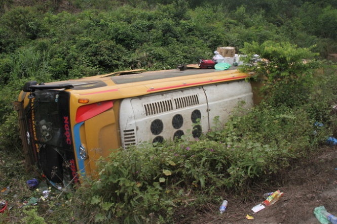 Xe lao xuong vuc 10 nguoi bi thuong, lai phu danh cong an hinh anh