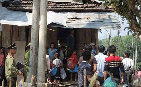 Người dân tập trung nhà chị Thập sau khi chị ăn lá ngón tự tử theo con trai.