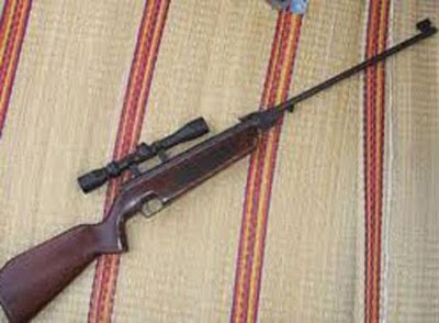 Thu giu sung san lai lam roi, mot nguoi trung dan hinh anh