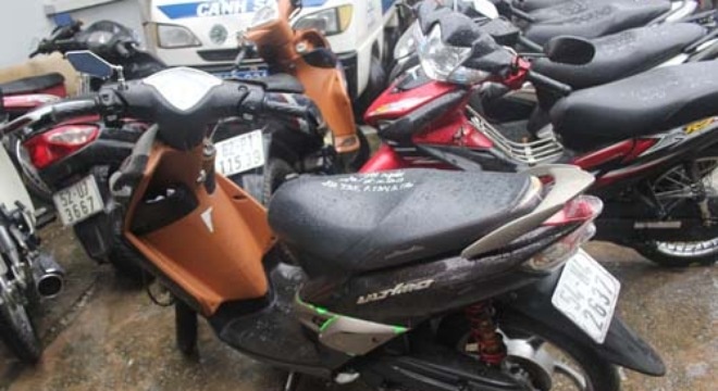 Canh sat bi loai ngu vi cuong doat xe gian hinh anh