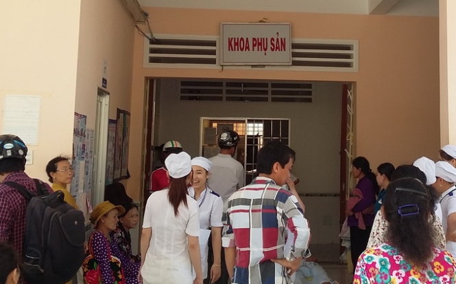 Be so sinh chet, nguoi nha lai vay benh vien hinh anh
