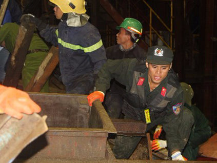 Trang dem cuu ho nan nhan vu sap gian giao o Formosa hinh anh