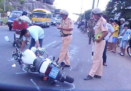 Co gai nhay vao cao cau CSGT de 'giai cuu' ban trai hinh anh