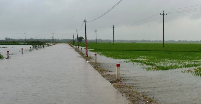 Nước sông Bồ tràn qua tỉnh lộ 4B nối liền từ thị trấn Sịa lên Huế.