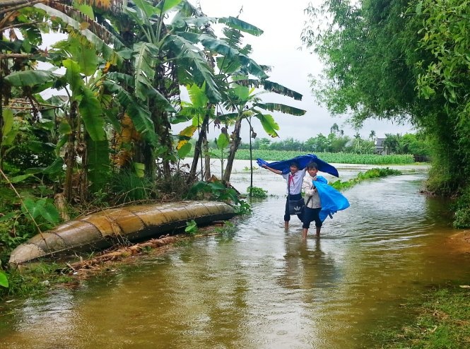 Hoc sinh xã Hương Toàn phải lội lũ đến trường.