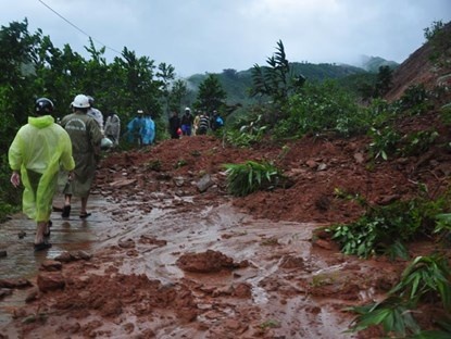 Sat lo nui khien hang ngan nguoi bi co lap hinh anh