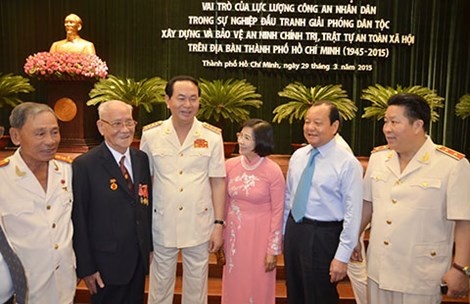 Đại tướng Trần Đại Quang, Ủy viên Bộ Chính trị, Bộ trưởng Bộ Công an (thứ ba từ trái sang) và Ủy viên Bộ Chính trị, Bí thư Thành ủy TP.HCM Lê Thanh Hải (thứ hai từ phải sang) đang trao đổi với các đại biểu tại hội thảo sáng 29/3.