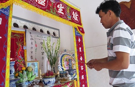 Cha em Võ Thị Thu Thảo đau buồn sau cái chết của con gái.