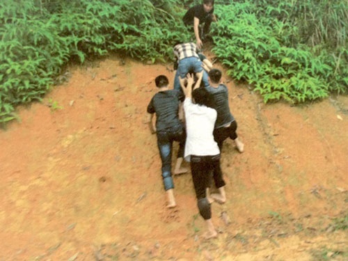 Các bị can thực nghiệm hiện trường vào ban ngày Ảnh: Hồ sơ vụ án.