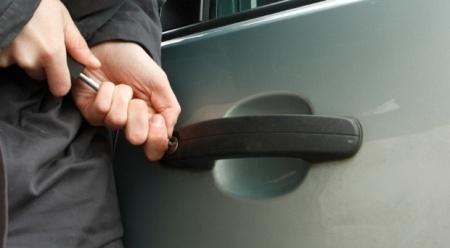 Bat khan cap ke lay trom xe hoi tinh vi hinh anh