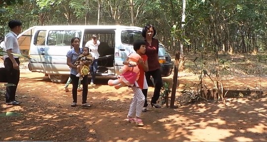 Tuong lai mo mit cua be gai bi me cat gan chan hinh anh