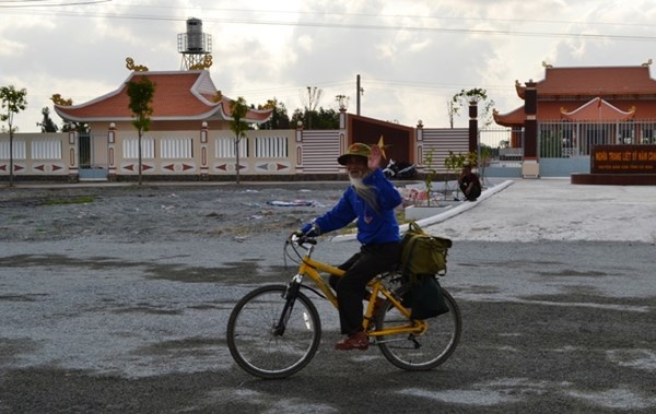 Cụ Hồ Ngọc Khiết vẫy chào người dân Mũi Cà Mau.