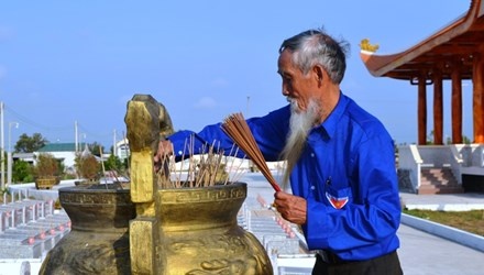 Cu ong 76 tuoi dap xe xuyen Viet, xuat phat tu Nam Can hinh anh