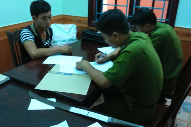 Khoi to phu xe danh cong an khi xe khach lao xuong vuc hinh anh