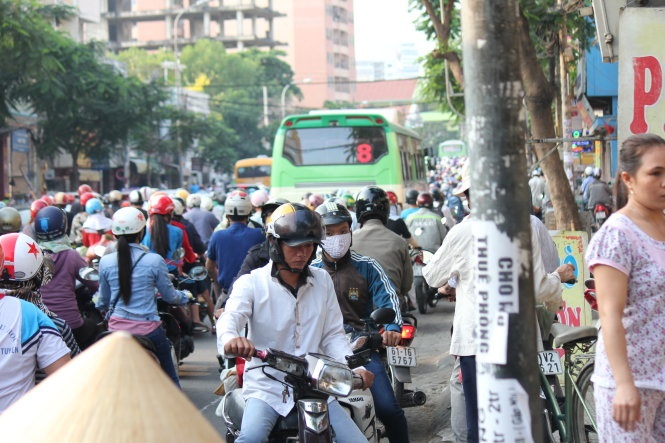 Từ khoảng 6h15, đường Đinh Bộ Lĩnh đoạn gần Bến xe Miền Đông quận Bình Thạnh bắt đầu bị ùn ứ, nhiều người tìm đủ đường, kể cả đi ngược chiều để thoát khỏi tình trạng kẹt xe