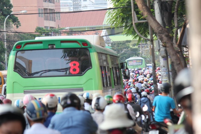 Theo một người dân chứng kiến, vụ rớt container xảy ra vào khoảng 6g20 cùng ngày khi một chiếc xe đầu kéo đang chạy trên đường Bạch Đằng. Do vị trí rớt container ngay ngã tư nên xe cộ đi trên đường Đinh Bộ Lĩnh và trên đường Bạch Đằng hướng vào nội thành bị ùn ứ.