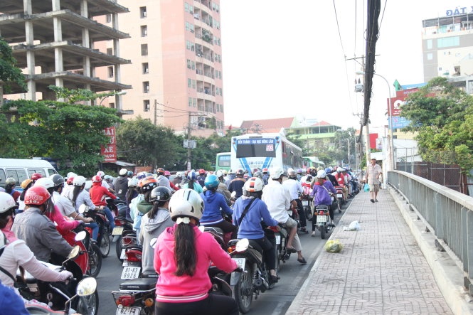 Dù vụ tai nạn được giải tỏa vào khoảng 7g30 nhưng đến 8g20 cùng ngày, tuyến đường này vẫn bị ùn ứ. Nhiều xe buýt có lộ trình đi qua tuyến đường này bị trễ giờ khiến hàng trăm hành khách đứng đợi xe buýt tại các trạm ven đường chờ đợi rất lâu mới có xe. Trong đó nhiều học sinh, sinh viên bị trễ giờ học.