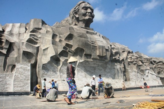 Khanh thanh 1 tuan, nen gach tuong dai Me VN Anh hung vo vun hinh anh