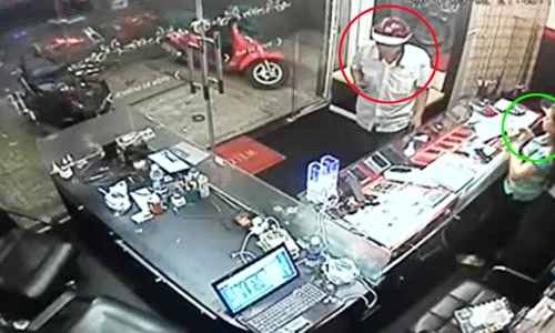 Trom dot nhap trung tam thuong mai lay 30 iPhone hinh anh