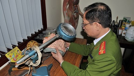 Thượng tá Trần Ngọc Sơn giới thiệu kỹ thuật khám nghiệm pháp y.