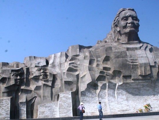 Sua xong nen gach tai tuong dai Me Viet Nam Anh hung hinh anh