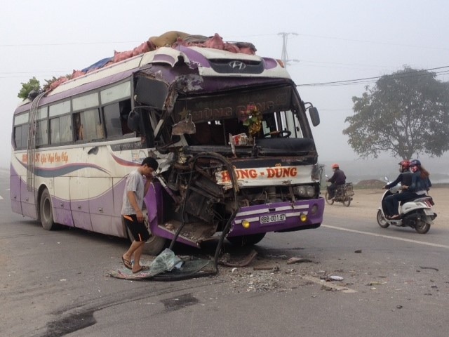 Xe khach bep dum dau vi huc duoi container hinh anh