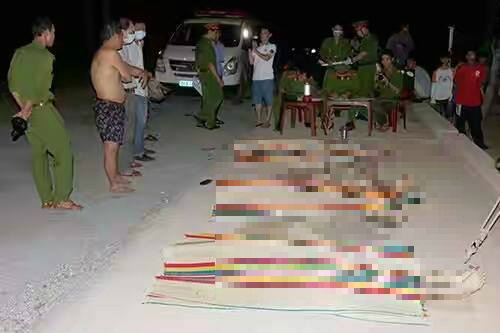 3 du khach chet duoi khi tam bien o dao Phu Quy hinh anh