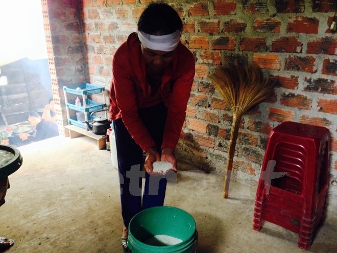 Để làm tang cho cha, chồng mình, những người góa phụ đất Quảng Bình phải đi vay từng lon gạo.