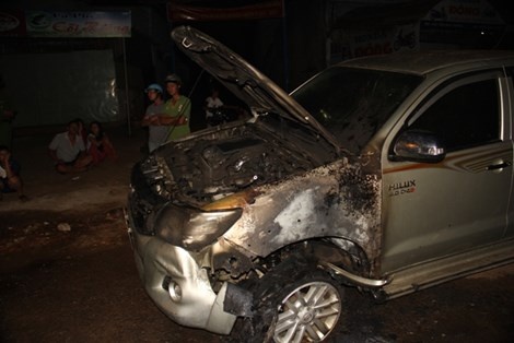 Oto boc chay du doi sau khi bo chay khoi hien truong tai nan hinh anh