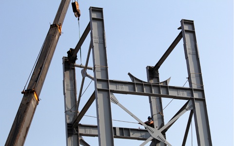 Còn những công nhân này đang lao động trên giàn giáo cao hơn 50m, có nhiều người không đeo dây an toàn.