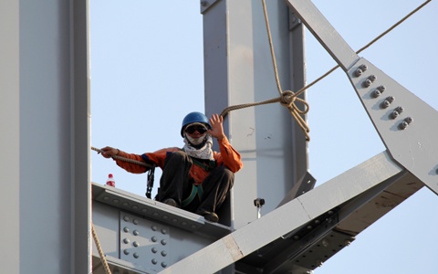 Một công nhân đang lao động trên hệ thống cốt thép.