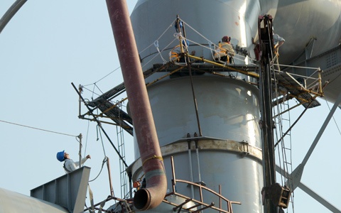 Công nhân gần như được hướng dẫn để tự ý thức việc chấp hành nội quy ATLĐ, nhưng có nhiều người vẫn lao động theo thói quen, không chấp hành.