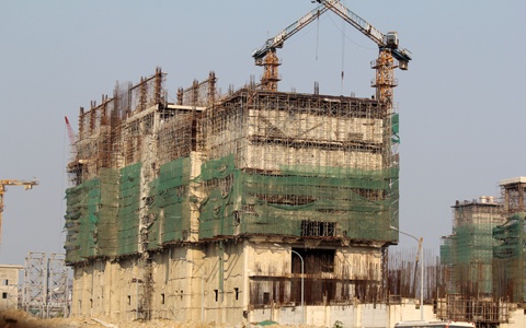 Một trong số những công trình lớn với hệ thống giàn giáo dày đặc nhưng không được bao bọc. Nguyên vật liệu từ trên cao có thể rơi xuống bất kỳ lúc nào, gây nguy hiểm.