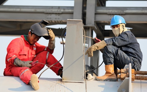 Công nhân nhiều công trình được đeo đồ bảo hộ, đai an toàn.