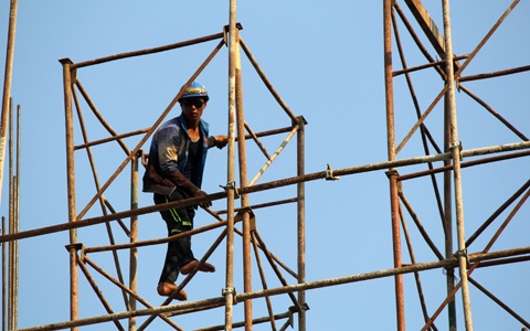 Cong nhan vat veo tren gian giao khong lo o Formosa hinh anh