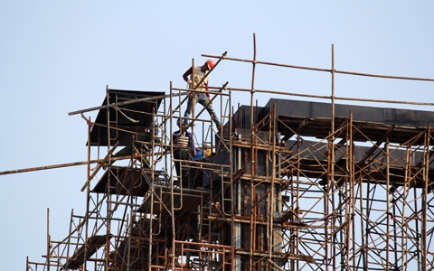 Những người thợ sơn đang sơn tòa nhà trong Formosa trên hệ thống giàn giáo bằng sắt.