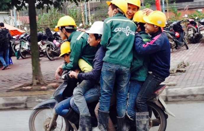 Hinh anh '7 anh em tren mot chiec xe wave' hinh anh