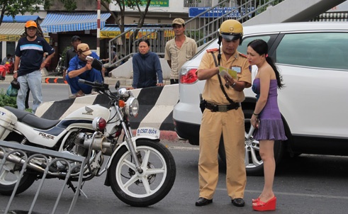 Nu tai xe lai xe ui bay hang chuc met dai phan cach hinh anh