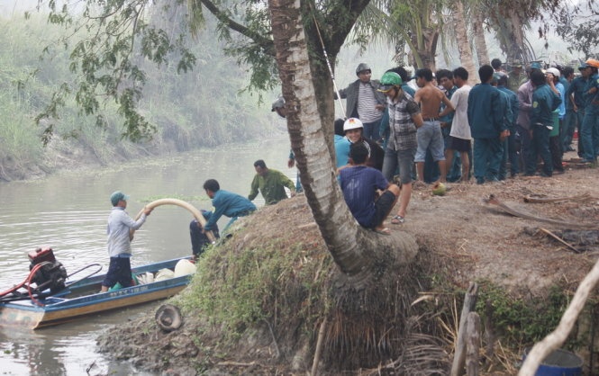 Lực lượng chữa cháy phải tiếp cận đám cháy bằng vỏ lãi.