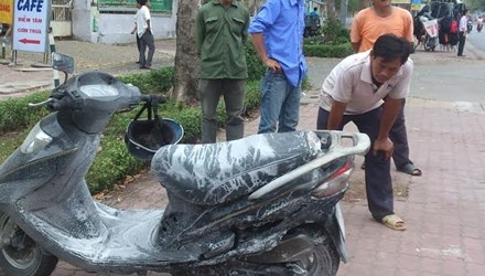 Xe Atila boc chay khi dang chay hinh anh