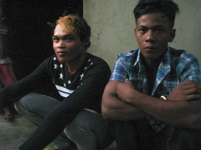 Anh Tâm và anh Thái vui mừng khi vừa may mắn sống sót trở về nhà.