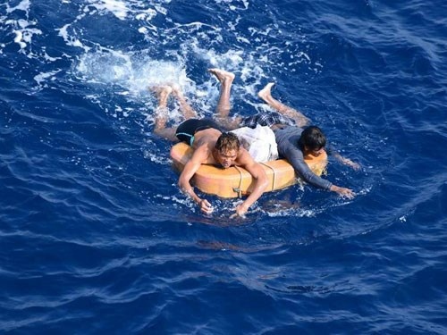 Giay phut am anh cua 2 thuyen vien troi dat 13 gio tren bien hinh anh