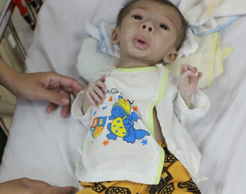 Me om con benh tim khoc o ga tau, xin tien ve que hinh anh