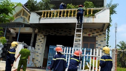 Chay nha, hai vo chong thoat chet hinh anh