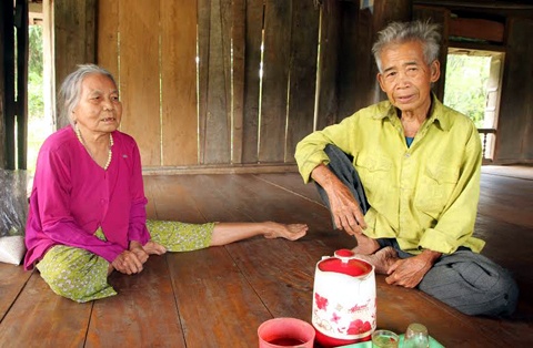 “Thành hoàng làng” Bùi Văn Mướp và vợ.