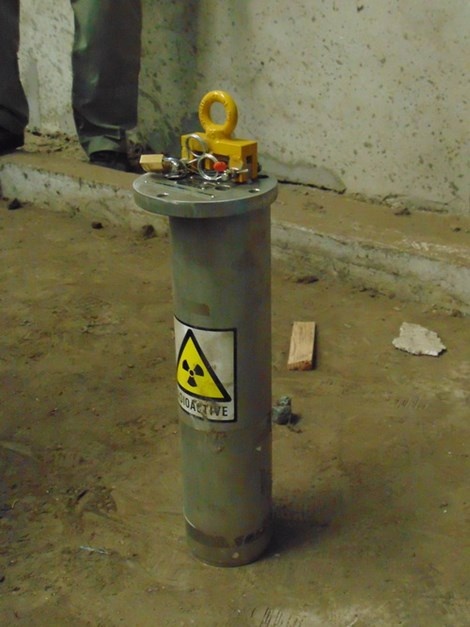 Một hộp đựng nguồn phóng xạ tương tự thiết bị đang bị mất. 