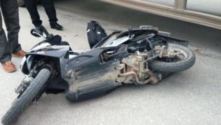 Va cham oto CSGT, mot thanh nien tu nan hinh anh